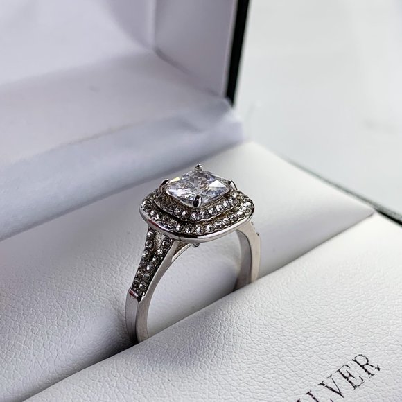 Size 7 cubic zirconia diamond ring - Picture 4 of 6